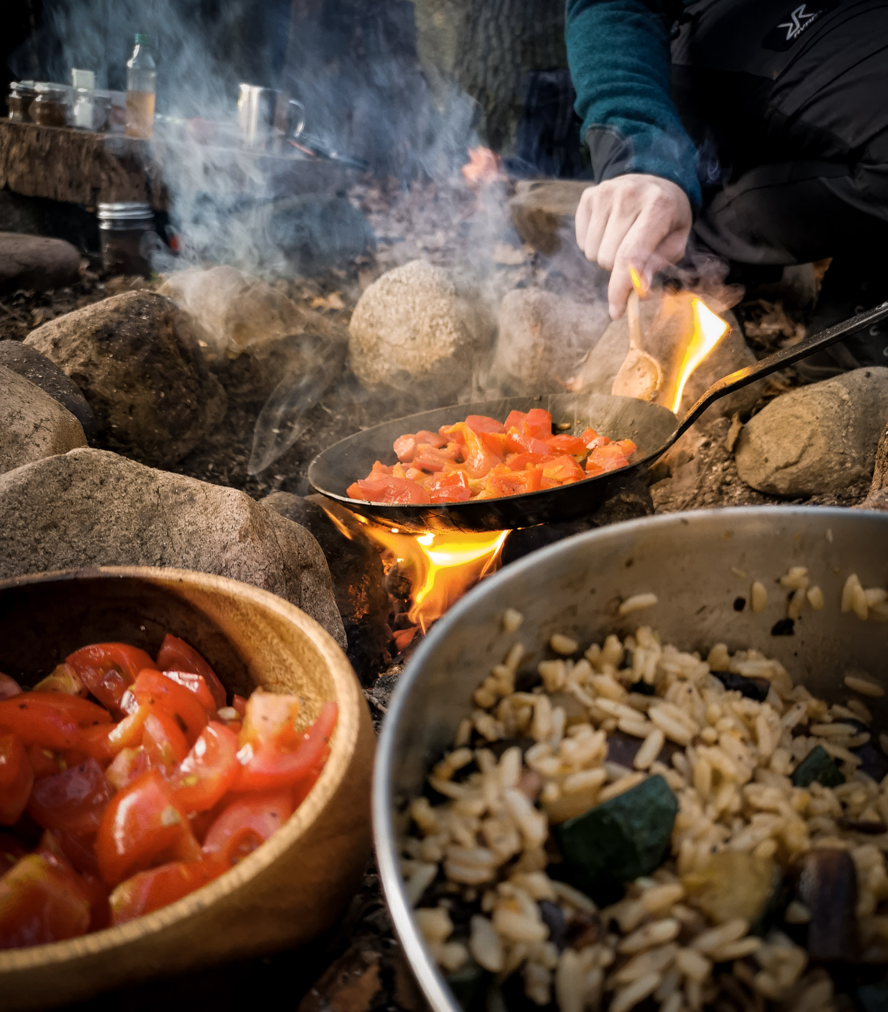 Kochen Feuer Kochen über dem Lagerfeuer mit Pfanne